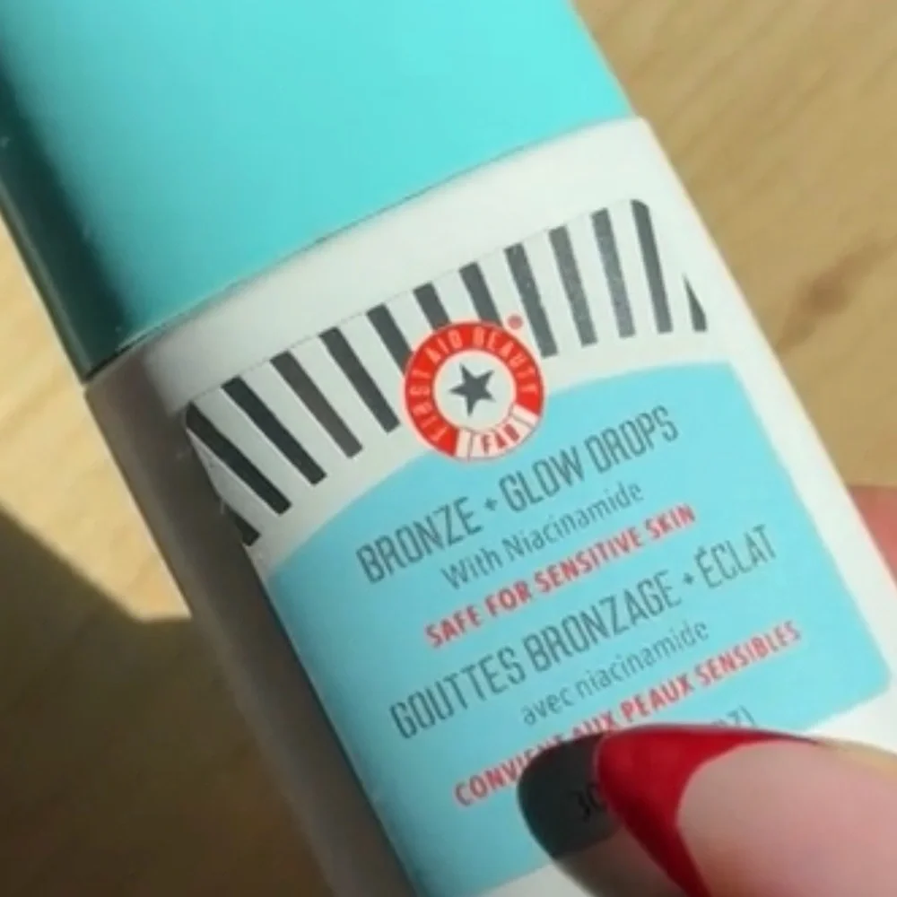 FIRST AID BEAUTY Bronze + Glow with Niacinamide Drops